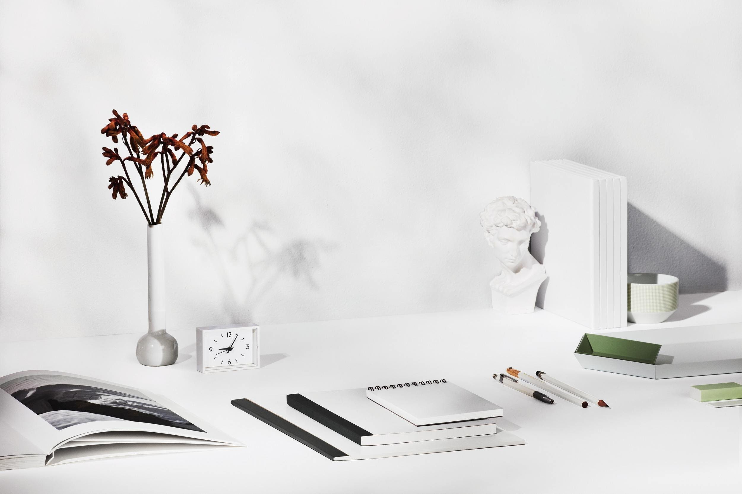 Coin calme et minimaliste avec vase, livres, notes, et décoration de style contemporain